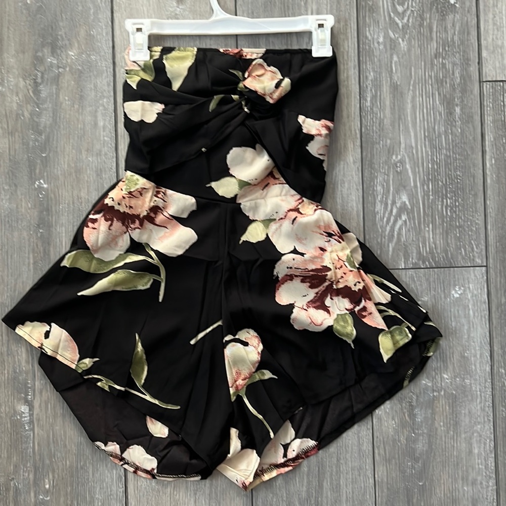 NWOT Strapless Floral Romper Medium